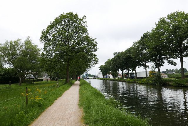 002-kanaal Dessel-Schoten-1-vertrek-dag-1.jpg - Het kanaal van Dessel naar Schoten werd in de 19de eeuw gegraven om vanuit Luik kalkrijk Maaswater aan te voeren. Daarmee ging men de arme Kempengrond bevloeien en vruchtbaar maken. Dit kanaal verbindt het kanaal Bocholt-Herentals te Dessel met het Albertkanaal te Schoten. Het is één van de zeven Kempische kanalen tussen de Maas en de Schelde. De bouw van het kanaal werd gestart in 1844 en het duurde tot 1875 vooraleer het kanaal over de volledige lengte klaar was.